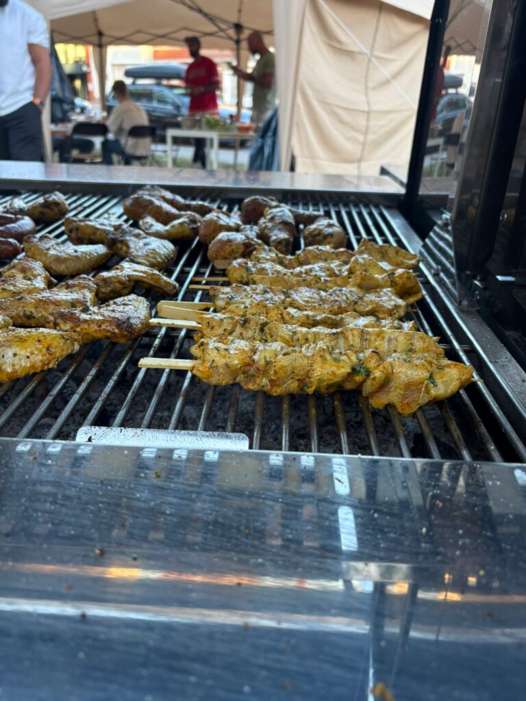 Brochetten spiesjes op het vuur